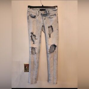 Almost Famous acid wash super distressed skinny jeans size 0